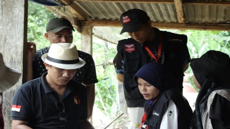 Koordinator Divisi Pengawasan, Hubungan Masyarakat dan Hubungan Lembaga Bawaslu Pasaman Barat Aditia Pratama (topi putih) saat melakukan patroli pengawasan pemilih Pemilu 2024. (Antara/Altas Maulana).