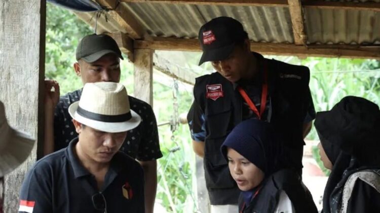 Koordinator Divisi Pengawasan, Hubungan Masyarakat dan Hubungan Lembaga Bawaslu Pasaman Barat Aditia Pratama (topi putih) saat mengawasi pemutakhiran data pemilih beberapa waktu lalu serta sosialisasi bahaya politik uang ke masyarakat, Jumat (21/7/2023). Antara/Altas Maulana.