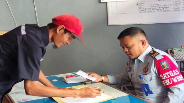 Penyerahan premi ke warga binaan di Lapas Bukittinggi, Sumatera Barat (Antara/Altas Maulana).