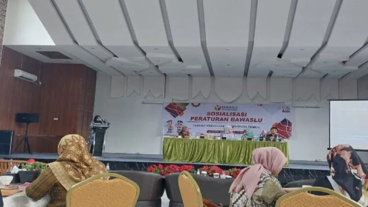 Sosialisasi Peraturan Bawaslu Nomor 9 Tahun 2022 tentang Tata Cara Penyelesaian Sengketa Pemilu yang digelar di Aula Hotel Emir Lubuk Sikaping, Senin. (ANTARA/Heri Sumarno)