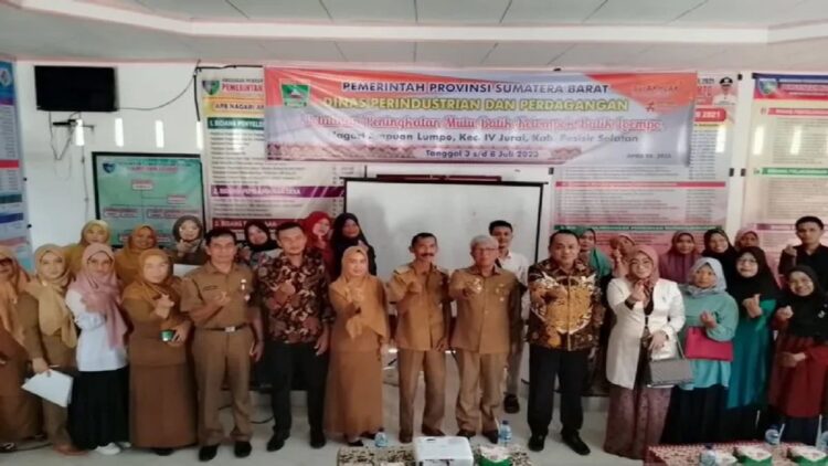 Disperindag Sumbar beri bantuan mesin canting modren bagi perajin Batik Lumpo. (ANTARA/Disperindag Sumbar)