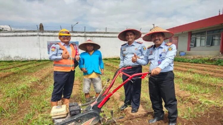 Pembajakan tanah untuk lahan produktif di lingkungan Lapas Bukittinggi oleh Kakanwil Kemenkumham Sumbar sebagai upaya dukungan ketahanan pangan nasional (ANTARA/Altas Maulana).