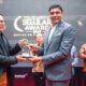 President Director and CEO Indosat Ooredoo Hutchison, Vikram Sinha, meraih CEO of the Year di ajang Selular Award 2023. (Foto: Dok. IOH)