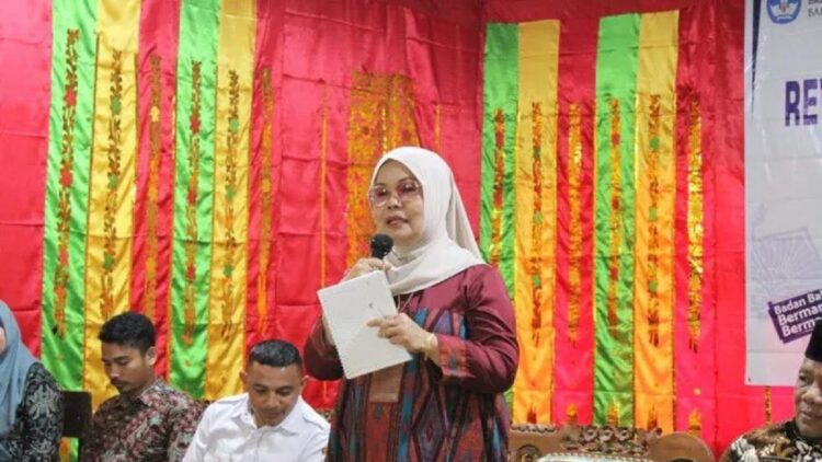 Balai Bahasa Sumbar Hidupkan kembali Sastra Lisan Sijobang di Limapuluh Kota 1 Kepala Balai Bahasa Provinsi Sumatera Barat, Eva Krisna saat menyampaikan materi dalam kegiatan revitalisasi sastra lisan Sijobang di Limapuluh Kota (Antara/Al Fatah)