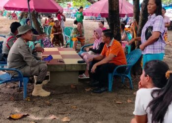 Petugas memberi imbauan kepada pedagang untuk tak mendirikan tenda atau payung ceper di sepanjang bibir Pantai Padang. (Foto: Dok. Satpol PP Padang)