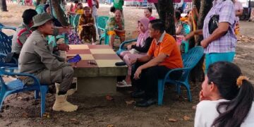 Payung "Ceper" Diduga Hadir Lagi di Padang, Pedagang: Jika Tampak, Tindak Saja 8 Petugas memberi imbauan kepada pedagang untuk tak mendirikan tenda atau payung ceper di sepanjang bibir Pantai Padang. (Foto: Dok. Satpol PP Padang)