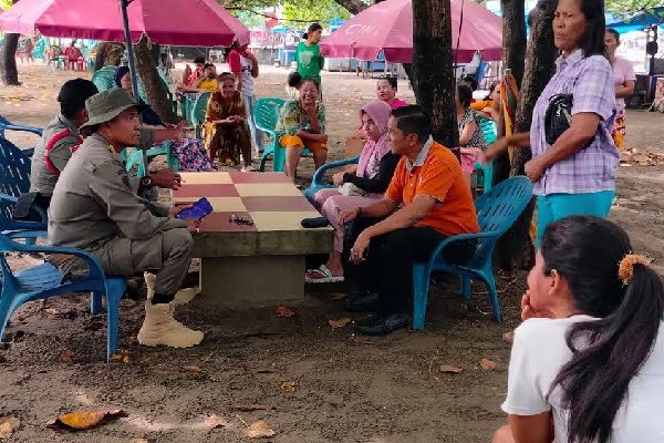 Payung "Ceper" Diduga Hadir Lagi di Padang, Pedagang: Jika Tampak, Tindak Saja 1 Petugas memberi imbauan kepada pedagang untuk tak mendirikan tenda atau payung ceper di sepanjang bibir Pantai Padang. (Foto: Dok. Satpol PP Padang)