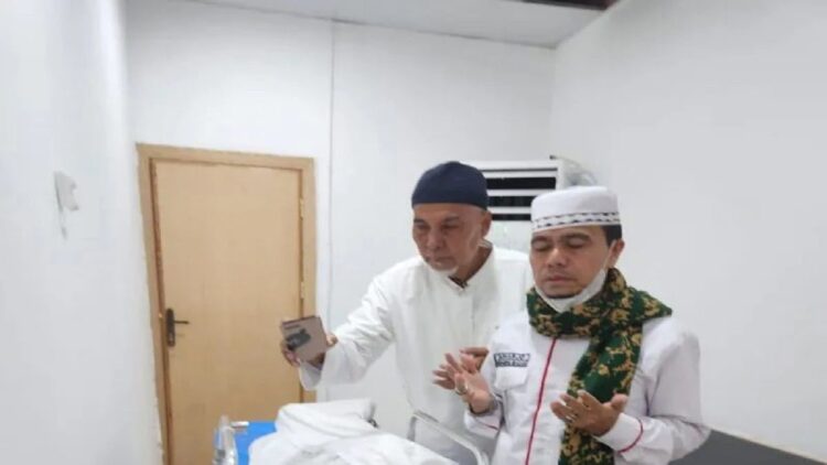 Pembimbing Ibadah Kloter 3 Padang Kabupaten Pasaman Barat Suharjo Lubis saat mengurus jenazah jamaah haji yang meninggal dunia di Mekkah, Rabu (5/7). (ANTARA/HO-Pribadi).