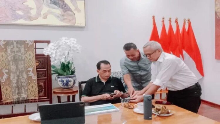 Kemenhub Mulai Pengembangan Pelabuhan Panasahan di Pessel pada 2024 1 Bupati Rusma Yul Anwar bersama Menteri Perhubungan Budi Karya Sumadi dan Wakil Ketua Komisi VI Arya Bima saat melihat peta Pelabuhan Panasahan Painan. (Foto: Dok. Istimewa)