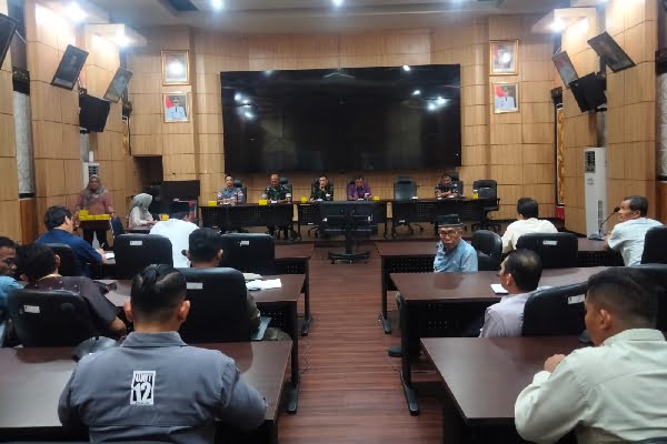 Kesemrawutan Pasar Raya, KPP Sebut Padang tak Layak Terima Satupun Penghargaan 1 Pertemuan Pemko Padang dengan pedagang toko Pasar Raya dan perwakilan PKL. (Foto: Dok. Istimewa)