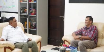 GM PLN UID Sumbar Eric Rossi Priyo Nugroho terlihat berbincang dengan Kabinda Sumbar Hendra waktu audensi. (Foto: Dok. Antara/HO-PLN)