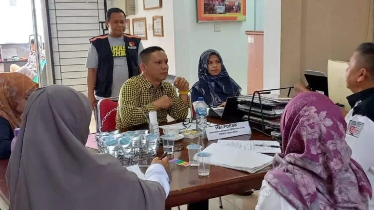 Bawaslu Kota Solok saat menerima perbaikan dokumen persyaratan bakal caleg Kota Solok (ANTARA/HO-Diskominfo Solok)