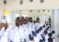 Sejumlah pelajar menerima arahan Satpol PP pada hari pertama sekolah tahun ajaran 2023/2024. (Foto: Dok. Satpol PP Padang)