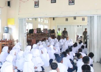 Sejumlah pelajar menerima arahan Satpol PP pada hari pertama sekolah tahun ajaran 2023/2024. (Foto: Dok. Satpol PP Padang)