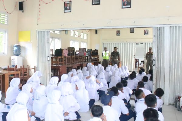Satpol PP Padang Sambangi Guru, Polisi Tangkap Pelajar di Hari Pertama Sekolah 1 Sejumlah pelajar menerima arahan Satpol PP pada hari pertama sekolah tahun ajaran 2023/2024. (Foto: Dok. Satpol PP Padang)