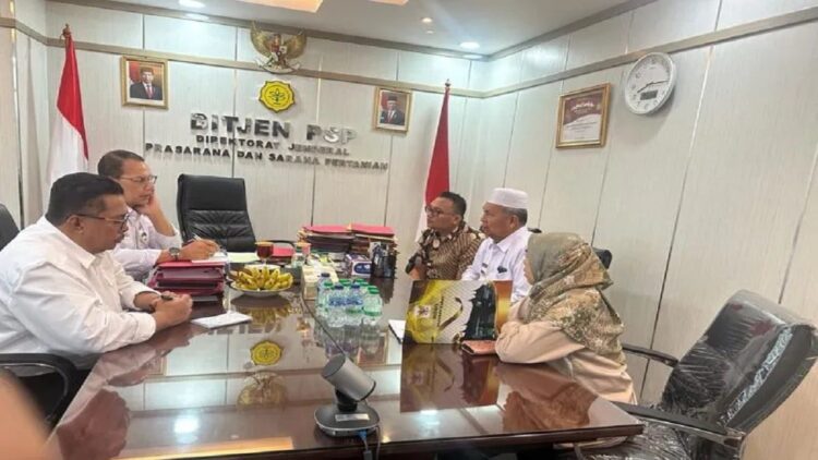 Bupati Pasaman Barat Hamsuardi (peci putih) saat menemui Direktorat Jenderal Prasarana dan Sarana Kementerian Pertanian RI dalam rangka konsultasi mengenai perbaikan sarana pertanian, Rabu. Antara/HO-Kominfo Pasbar).