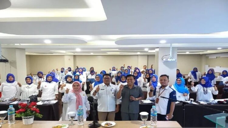 Puluhan Perempuan Dilatih Tekuni Usaha Kuliner lewat Dana Pokir DPRD Sumbar 1 Wakil Ketua DPRD Provinsi Sumatera Barat (Sumbar) Suwirpen Suib berfoto bersama para peserta pelatihan pengelolaan kuliner di Kota Padang, Rabu, (12/7). ANTARA/HO-Humas DPRD Sumbar.
