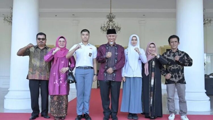 Dua Siswa SMA Ini Wakili Sumbar jadi Anggota Paskibraka Nasional 2023 1 Gubernur Sumbar, Mahyeldi lepas dua siswa Paskibraka Nasional 2023. (ANTARA/HO-Biro Adpim Sumbar)