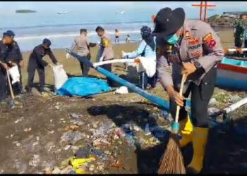 Aksi bersih pantai yang dilakukan secara serentak oleh Polri pada Kamis (13/7/2023) pagi. (Foto: Dok. Polsek Koto Tangah)