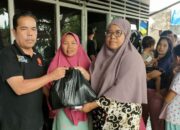 Berduka dengan Banjir Padang, Andre Rosiade Bagikan Ribuan Nasi Bungkus