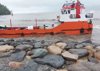 Kapal tanker pengangkut BBM terdampar di Pantai Padang. (Foto: Dok. Pertamina Patra Niaga)