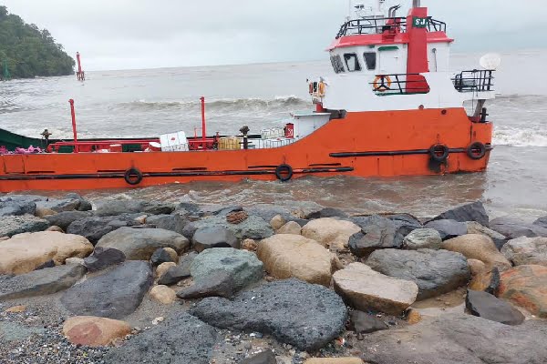 Sepekan Lebih Pasca Banjir, Kapal Tanker Pembawa BBM Masih Terdampar di Pantai Padang 1 Kapal tanker pengangkut BBM terdampar di Pantai Padang. (Foto: Dok. Pertamina Patra Niaga)