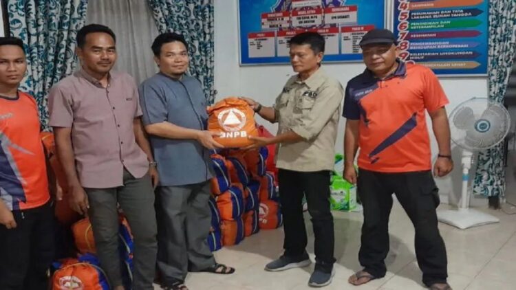 Pemkab Pasaman Barat saat menyerahkan bantuan sembako di Nagari Air Gadang yang terdampak banjir pada Jumat (14/7/2023). Antara/HO-BPBD Pasaman Barat.