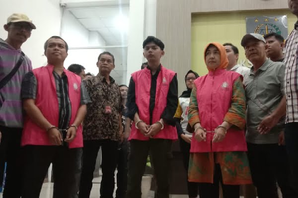 3 Orang Ditetapkan jadi Tersangka Kasus Pengadaan Sapi Bunting di Sumbar, Kejaksaan: Ini Proyek Gagal 1 Tiga tersangka kasus pengadaan sapi di Sumbar ditetapkan sebagai tersangka oleh Kejati Sumbar. (Foto: Dok. Radarsumbar.com)