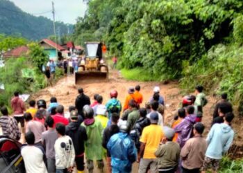 Pembersihan ruas jalan yang tertutup di kawasan Danau Maninjau. (Foto: Dok. Istimewa)