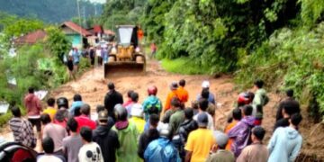 Pembersihan ruas jalan yang tertutup di kawasan Danau Maninjau. (Foto: Dok. Istimewa)