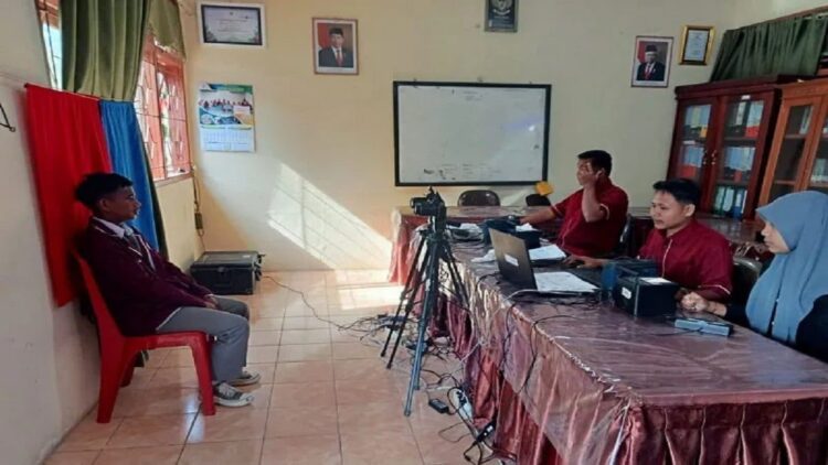 Petugas Disdukcapil Kabupaten Agam melakukan perekaman data KTP elektronik Minggu (6/6/2003). Antara/HO- Disdukcapil Agam.