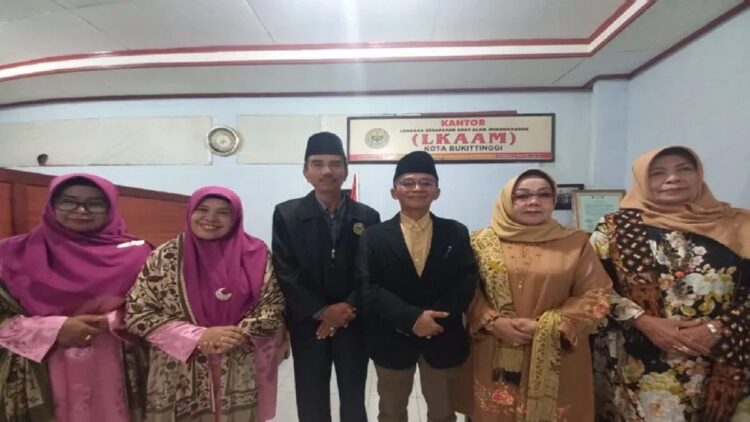 Bundo Kanduang bersama Persatuan Wanita Kurai dan LKAAM Bukittinggi menyatakan keberatan dengan adanya perempuan berpakaian adat menjadi gadis pemayung ajang balap motor, Minggu (16/7/2023).Antara/Altas Maulana.