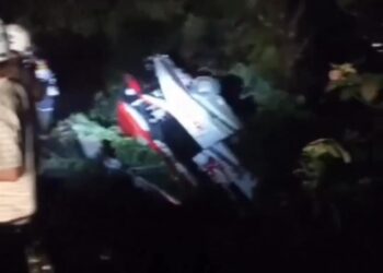 Bus MPM Terjun ke Jurang Sitinjau Lauik, Petugas Upayakan Proses Evakuasi