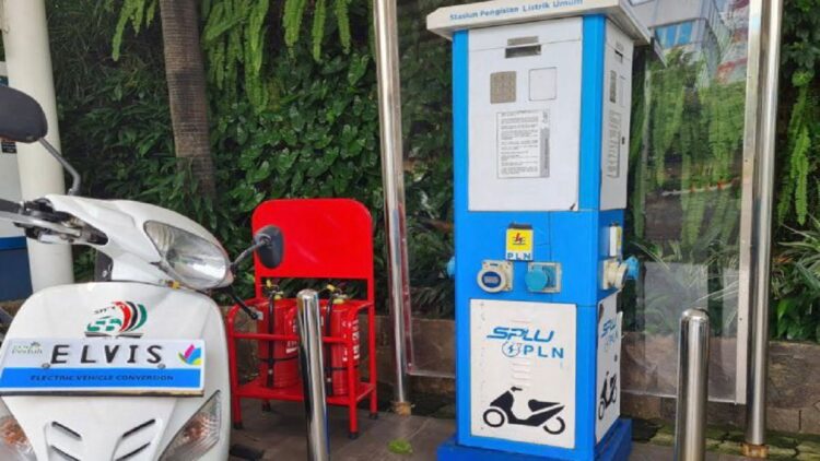 Kendaraan mobil listrik sedang melakukan pengisian daya di Stasiun Pengisian Kendaraan Listrik Umum (SPKLU). (ANTARA/HO-PLN)