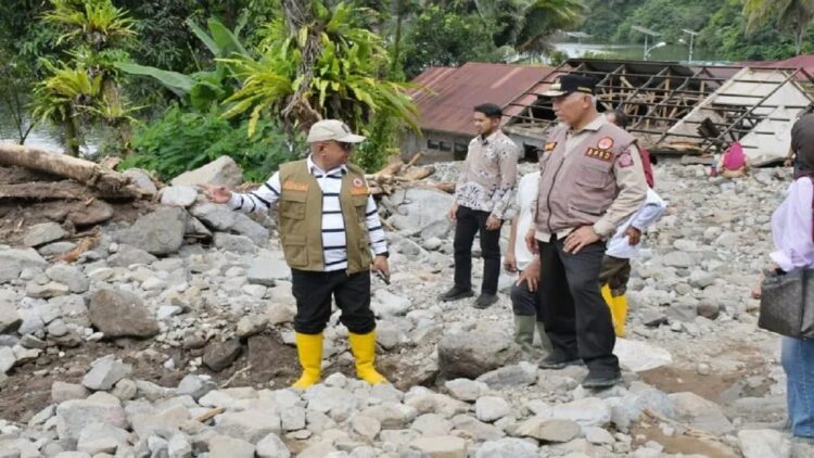 Gubernur Sumbar Mahyeldi Ansharullah didampingi Sekda Agam Edi Busti sedang meninjau lokasi tanah longsor di Jorong Pantas, Tanjung Sani, Minggu (16/7). (ANTARA/HO-Dok Kominfo Agam)