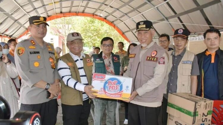 Sediakan Kebutuhan Makan Korban Longsor, Pemkab Agam Dirikan Dapur Umum 1 Sekda Agam Edi Busti sedang menerima bantuan dari Gubernur Sumbar Mahyeldi Ansharullah. Dok Diskominfo Agam