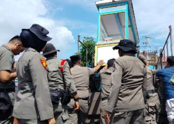 Penertiban tim gabungan di kawasan Pasar Raya Padang pada Senin (17/7/2023) siang. (Foto: Dok. Satpol PP)