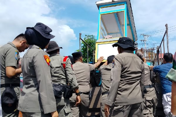 Tim Gabungan Angkut Paksa Gerobak Milik PKL di Pasar Raya Padang, Ini Penyebabnya 1 Penertiban tim gabungan di kawasan Pasar Raya Padang pada Senin (17/7/2023) siang. (Foto: Dok. Satpol PP)