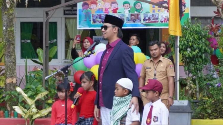 Wali Kota Bukittinggi, Erman Safar dalam salah satu kegiatan bersama warga (Antara/Al Fatah)