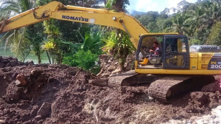 Alat berat sedang membersihkan material tanah longsor di Tanjung Sani, Kecamatan Tanjung Raya, Agam. (Foto: Dok. Kominfo Agam)