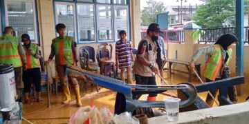 Komite Peduli Bencana (KPB) Kota Padang ikut membantu membersihkan fasum terdampak banjir yang terjadi beberapa waktu lalu. (Foto: Dok. KPB)
