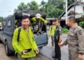 Pelajar SMP Negeri 19 Padang menaiki mobil Danramil 07/Bungus untuk pergi sekolah. (Foto: Dok. Istimewa)