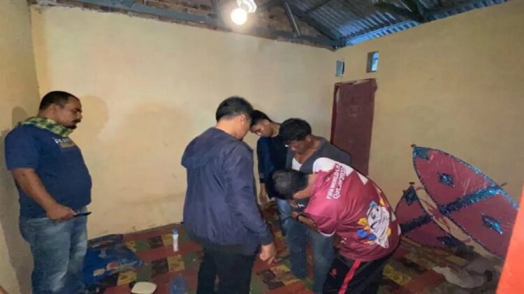 Tim Opsnal Polres Agam menggeledah bantal milik pelaku, Senin (17/7). (ANTARA/Dok Humas Polres Agam)