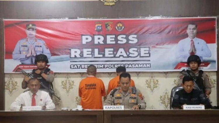 Kapolres Pasaman, AKBP Yudho Huntoro SIK saat menggelar konferensi pers operasi penangkapan curanmor di wilayah Pasaman, Selasa.