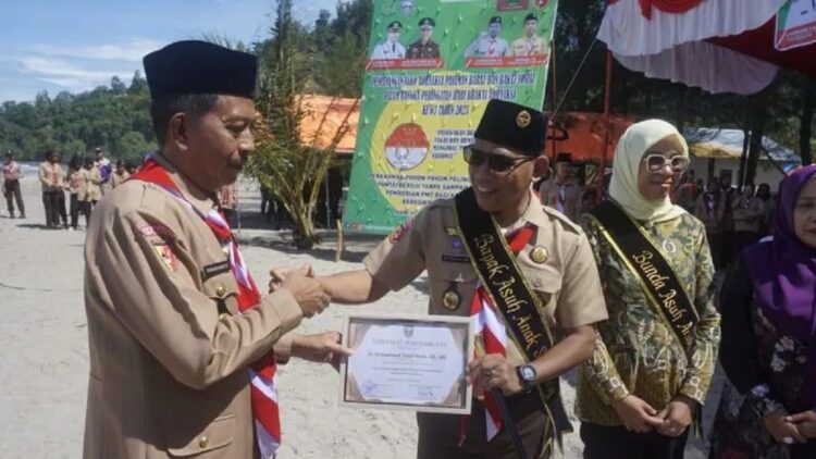 Wakil Bupati Pasaman Barat Risnawanto nobatkan Kepala Kejaksaan Negeri Pasaman Barat Muhammad Yusuf dinobatkan sebagai bapak asuh anak stunting dan Ketua Ikatan Adhyaksa Dharmakarini (IAD) Pasaman Barat Sri Rahmiaty Muhammad Yusuf Putra sebagai bunda asuh anak stunting Pasaman Barat, Kamis (20/7/2023). Antara/Altas Maulana.