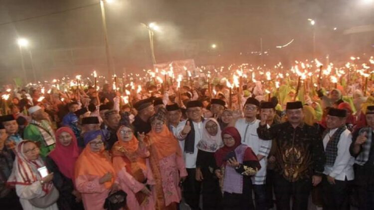 Meriahkan Tahun Islam 1445 H, Pemko Padang Gelar Pawai Obor 1 Warga Kota Padang memeriahkan Tahun Baru Islam 1445 H dengan menggelar pawai obor. (Foto: Dok. Istimewa)
