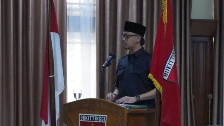 SDM Muda jadi Guru dan Nakes di Bukittinggi, Wako: Alhamdulillah 1 Wali Kota Bukittinggi, Erman Safar dalam salah satu kegaiatan. Kepala Daerah Kota Wisata ini mengapresiasi mengapresiasi hadirnya SDM muda yang diharapkan mampu meningkatkan pelayanan ke masyarakat (Antara/Al Fatah)