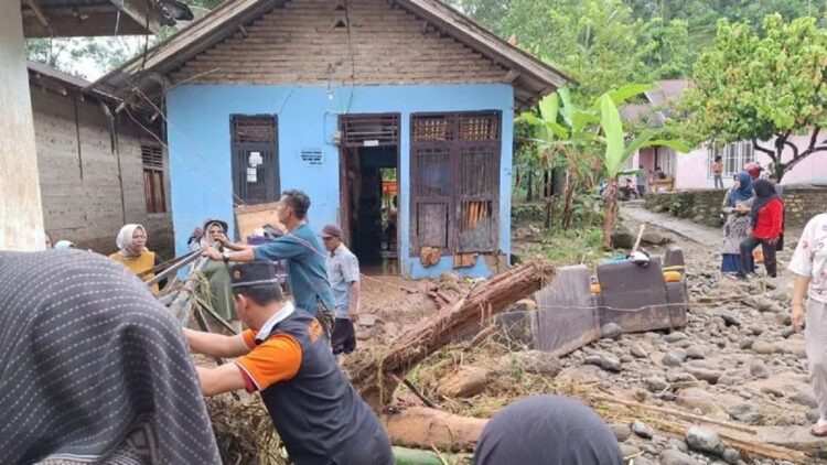 Pasca Banjir di pemukiman padat penduduk di Jorong Pandam, Nagari Limo Koto, Kecamatan Bonjol, Pasaman, Kamis.