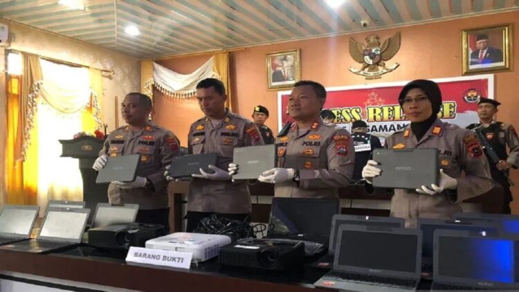 Kepala Polres Pasaman Barat AKBP Agung Basuki saat memperlihatkan tersangka dan hasil curian dari SDN 19 Lembah Melintang, Sabtu (22/7/2023). Antara/Altas Maulana.