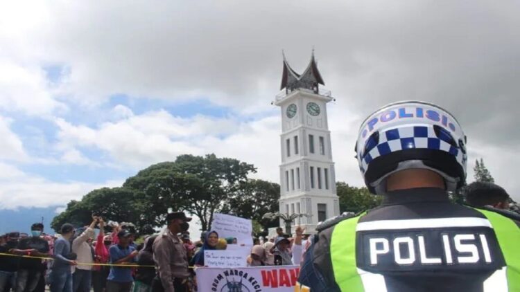 Antisipasi Maraknya Aksi Pencurian, Polresta Bukittinggi Gelar Patroli 1 Polisi di Kota Bukittinggi dalam salah satu kegiatan penertiban di lokasi Jam Gadang, Senin (24/7/2023). Antara